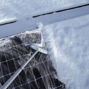 Unser Angebot zur Fußball EM 2024 10 Pv Anlage im Winter vom Eis befreien